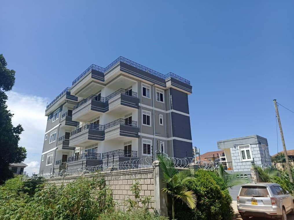 Nimaro Courts Hotel Entebbe Exterior photo